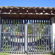 Portón para finca (Parte de su estructura es en material plástico)